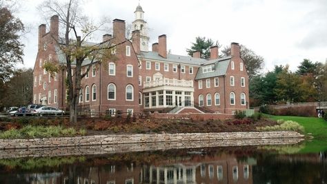 Choate Rosemary Hall - I like the enclosed porch Thornfield Hall Aesthetic, University Lecture Hall Aesthetic, Old Boarding School Exterior, Town Hall Aesthetic, Choate Rosemary Hall, Young Jfk, Private High School, Prep School, Boarding School