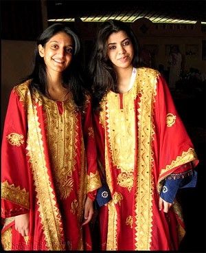 Traditions series – CLOTHES | Discovering-Arabia Bahrain Clothes, Iraqi Clothes, Iraqi Clothing, Kingdom Of Bahrain, Arabic Dress, National Clothes, National Dress, We Are The World, World Cultures