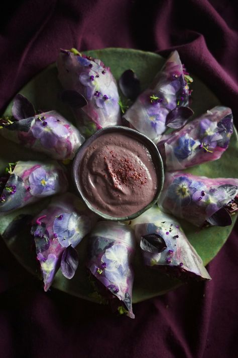 Mermaid Food Recipes, Purple Vegetables, Salad Rolls, Purple Food, Beautiful Salad, Spooky Food, Purple Carrot, Party 2023, Purple Sweet Potatoes