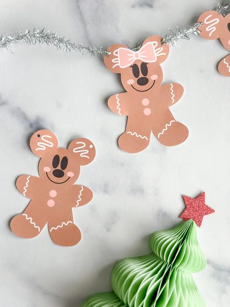 DIY Mickey & Minnie Gingerbread Garland with Printable – The Simple Mom Blog Minnie Mouse Christmas Birthday Party, Diy Mickey Christmas Decorations, Gingerbread Garland Diy, Diy Minnie Mouse Decorations, Diy Disney Christmas Decorations, Mickey Garland, Minnie Gingerbread, Disney Christmas Diy, Cousins Christmas