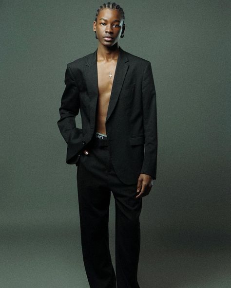 Black Male Studio Photoshoot, Black Male Model Photography, Male Editorial Photography, Mod Photoshoot, Mens Photos, Birthday Photoshoot Ideas Boys, Pose Mannequin, Male Portrait Poses, Shooting Studio