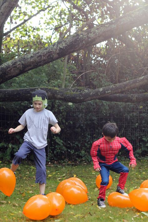 16 DIY Outdoor Halloween Party Game Ideas Pumpkin Patch Stomp The kid who can stomp the most in a certain amount of time wins! Trust us — it's harder than it sounds. See the pumpkin patch stomp game. Halloween Relay Race Ideas, Halloween Party Kids Games, Relay Races For Kids, Outdoor Halloween Party Games, Easy Halloween Games, Outdoor Halloween Parties, Pumpkin Games, Diy Halloween Party, Fun Halloween Party Games