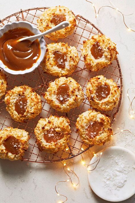 Salted Caramel Coconut Macaroons | "So easy and so good! Used coconut flour and baked 14 minutes." #cookies #cookierecipes #bakingrecipes #dessertrecipes #cookieideas Salted Caramel Coconut Macaroons, Caramel Coconut Macaroons, Caramel Macaroons, Haupia Pie, Coconut Recipes Dessert, Caramel Ice Cream Topping, Caramel Coconut, Italian Cream Cakes, Thumbprint Cookies Recipe