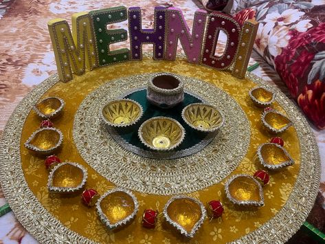 Mehndi Theme, Mehendi Platter, Mehndi Plate, Mehndi Plates, Mehndi Ceremony, Simple Birthday Decorations, Bridal Gift Wrapping Ideas, Handmade Wedding Gifts, Workout Beginner