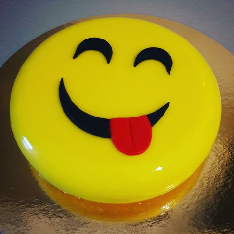 Smiley cake smiley face Smiley Cake Designs, Cake Smiley Face, Smiley Face Birthday Cake, Face Birthday Cake, Playdough Cake, Smiley Cake, Dq Ice Cream Cake, Smile Cake, Smiley Face Birthday