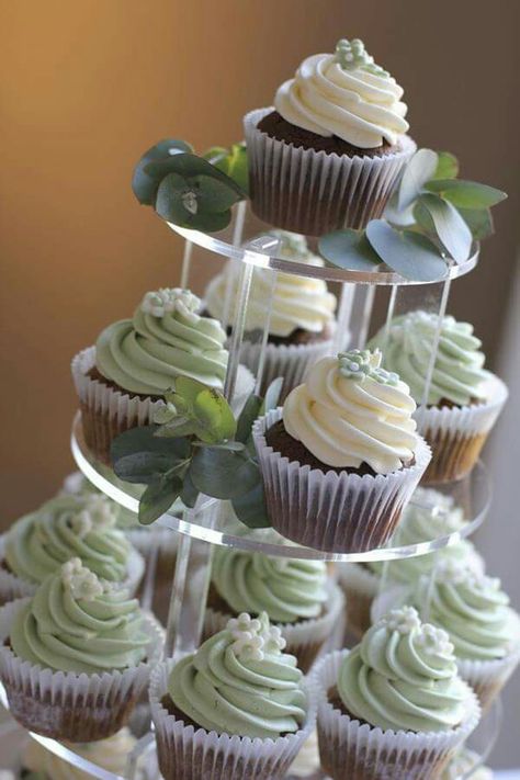 Cute green cupcake Fall Wedding Cupcakes, Deco Cupcake, Sage Green Baby Shower, Cupcake Wedding, Cupcake Stand Wedding, Green Cupcakes, Green Baby Shower, Chocolate Wedding Cake, Biscuit Cake