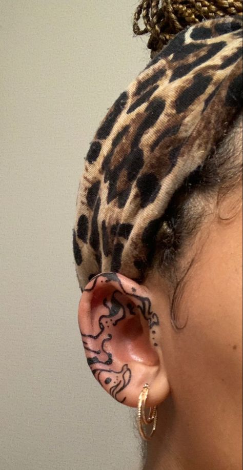 Arabic Ear Tattoo, Henna Behind Ear, Henna Ear Tattoo, Henna Tattoo Designs Neck, Hippy Neck Tattoos, Ear Tattoo Inner Mandala, Dreadlock Tattoo, Chakra Tattoo Behind Ear, Chakra Ear Tattoo