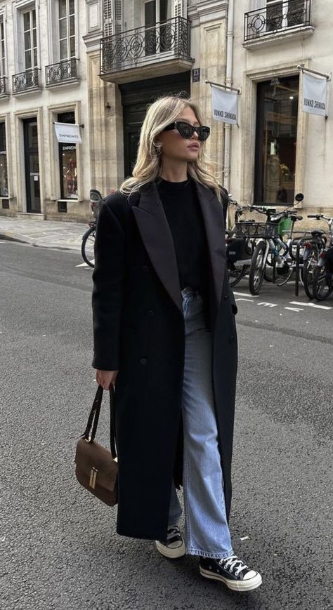 Jeans And Long Coat Outfit, Long Coat Black Outfit, Black Coat Spring Outfit, Converse And Coat Outfit, Long Coat And Jeans Outfit, Fall Outfit Long Coat, Jean And Coat Outfit, Black Coat And Jeans Outfit, Outfits With Long Black Coat