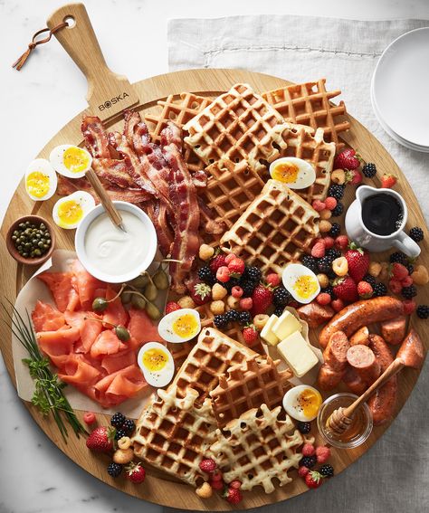 The breakfast board is sweeping the social media. Set out with waffles and syrup, eggs and bacon, it's got something for everyone. Here's how to do it! Soft Epilogue, Food References, Appetizer Board, Fruit Board, Beautiful Boards, Food Boards, Breakfast Board, Breakfast Platter, Decorações Com Comidas