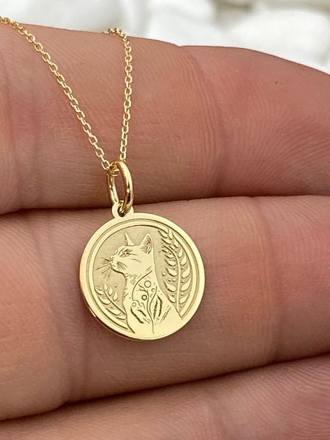 Engraved Necklace Ideas, Cat Necklace Gold, Dagger Necklace, Animal Pendant, Cat Pendant, Cat Pendants, Jewelry Lookbook, Cat Jewelry, Cat Necklace