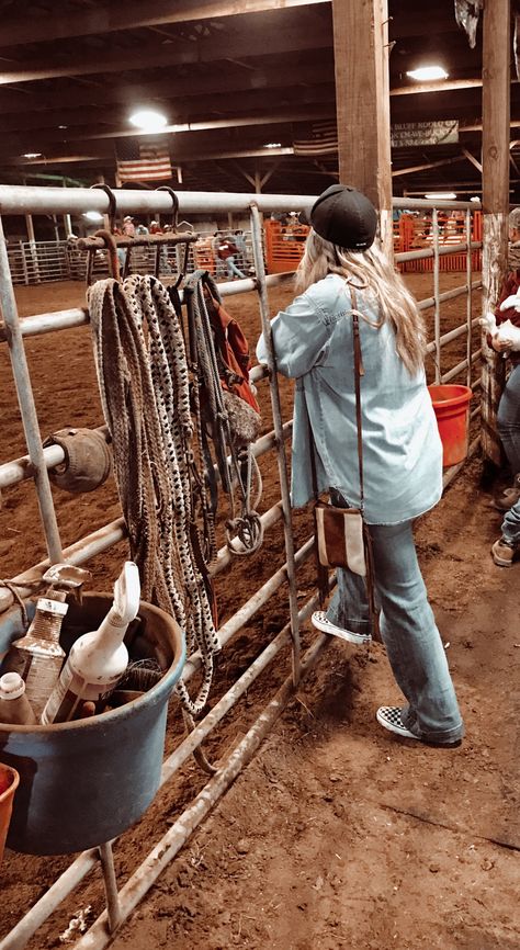 Country Rodeo Outfits, Rodeo Asethic, Rodeo Life Aesthetic, Aesthetic Barrel Racing, Horseback Riding Aesthetic Western, Ranch Girl, Walk Ride Rodeo, Barrel Racing Asthetic, Rodeo Mom