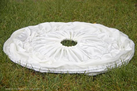 How to make a HOOP SKIRT...a non-wobbly, lightweight, and inexpensive version. Perfect for puffing out long dresses and skirts! | via Make It and Love It Hoop Skirt Diy, Godoka Cosplay, Diy Hoop Skirt, Hoop Skirt Dress, Wire Dress Form, Pioneer Costume, Plastic Skirt, Dorothy Costume, Pioneer Dress