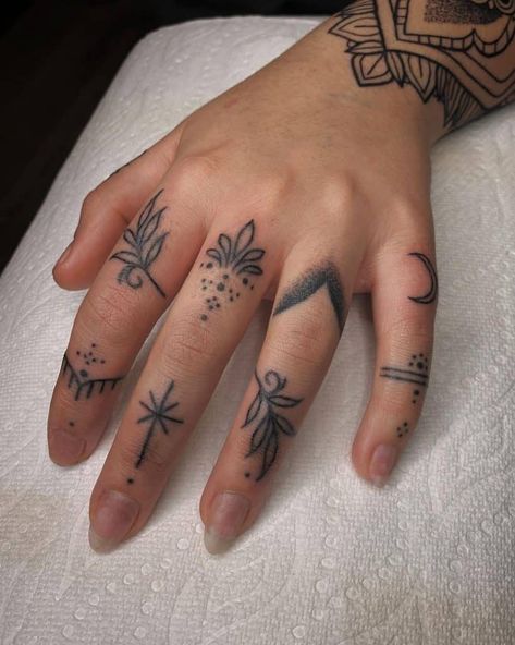 Simbols Tattoo, Toe Tattoos, Small Finger Tattoos, Finger Tats, Finger Tattoo For Women, Hand And Finger Tattoos, Unalome Tattoo, Pretty Hand Tattoos, Finger Tattoo Designs