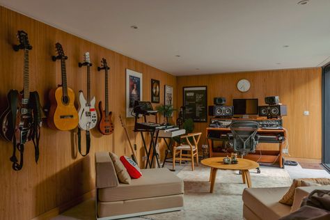 House and Studio in London Marcel Breuer Chair, Mid Century Renovation, Breuer Chair, Tulip Dining Table, Orange Tiles, House In London, Timber Ceiling, Design Theory, Storey Homes