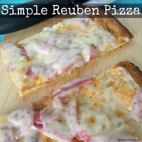 Simple Reuben Pizza Reuben Pizza Recipe, Reuben Pizza, Pizza Spaghetti Casserole, Reuben Recipe, Beef Pizza, Thousand Island, Corned Beef Recipes, Thousand Island Dressing, Homemade Pickles