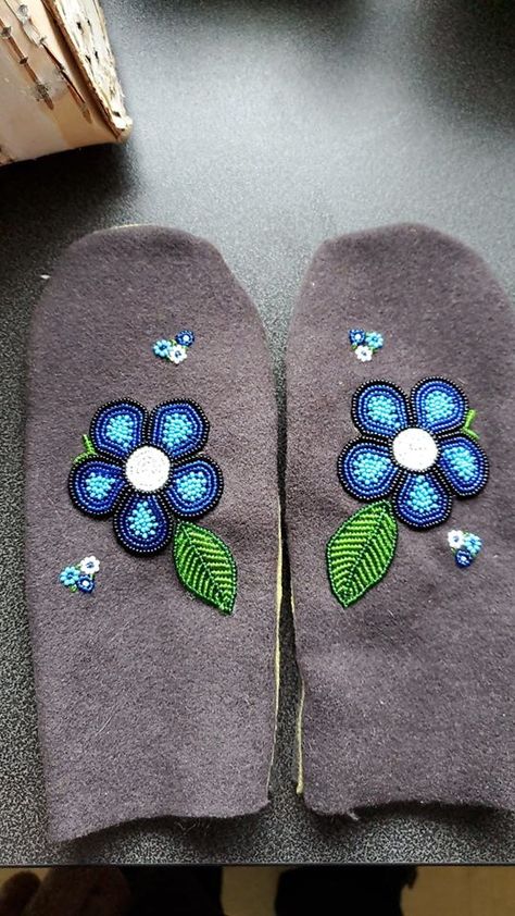 Beaded Vamps, Metis Beading, Flower Beadwork, Beading Art, Beautiful Beaded Earring, Native Beading, Beaded Work, Beaded Moccasins, Native Beading Patterns