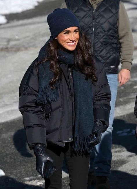 Meghan Markle Latest, Rachel Markle, Navy Blue Accessories, Estilo Meghan Markle, Princ Harry, Meghan Markle Outfits, The Tig, Desmond Tutu, Look Winter