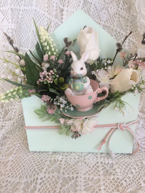 Easter Place Settings, Easter Flower Arrangements, Easter Centerpiece, Easter Craft Decorations, Easter Tablescapes, Easter Floral, Easter Projects, Easter Flowers, Easter Centerpieces