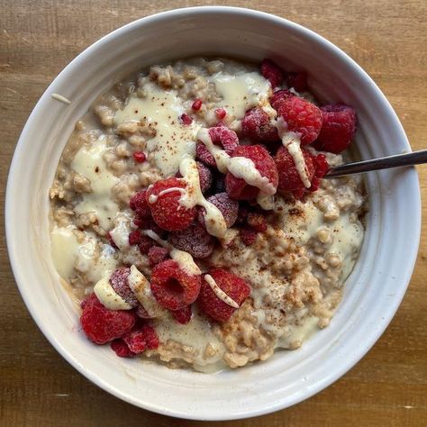 Raspberry Oats, Cinnamon Danish, Protein Oats, Frozen Raspberries, White Choc, Summer Breakfast, Chocolate Oats, Chocolate Spread, Intuitive Eating