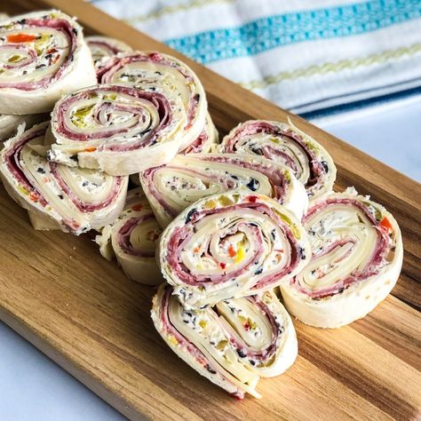 Ham Cream Cheese Olive Roll Up, New Orleans Appetizers Finger Foods, Snack Appetizers For Party, Muffuletta Pinwheels, New Orleans Appetizers, Olive Cream Cheese, Party Pinwheels, Nola Food, Muffaletta Sandwich