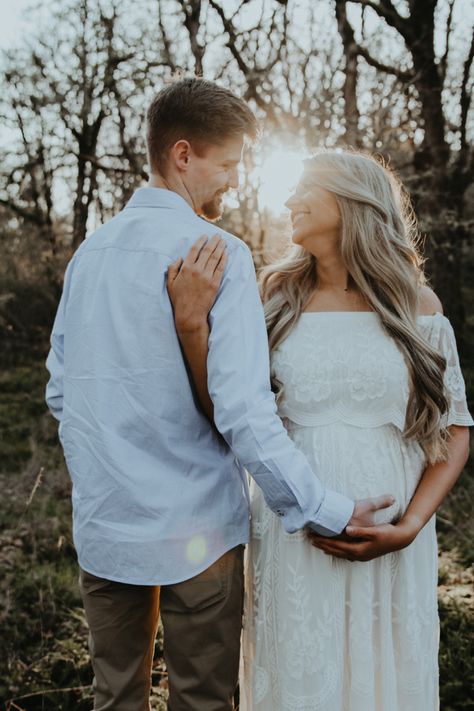 Couples maternity photoshoot outside in the woods 🌿 Pregnant Couple Photoshoot Outdoor, Same Height Couples Poses Maternity, Woods Maternity Pictures, Maternity Photos Woods, Maternity Photoshoot Outside, Pregnant Couple Photography, Maternity Shoot Outside, Maternity Photography With Husband, Early Pregnancy Photoshoot