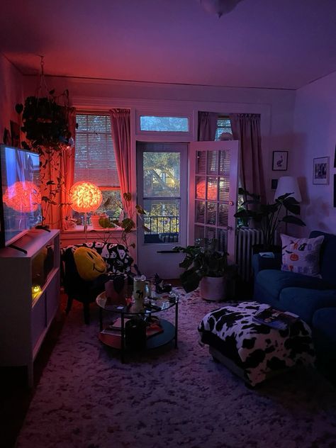 Chill Vibes Aesthetic Apartment, Boogie Apartment, Tumblr Living Room, Apartment Inspiration Cozy Colorful, Chill Vibe Living Room Ideas, Chill Office Room, Modular Homes Decorating Ideas, Dim Apartment Aesthetic, Apartment Living Room Lighting Ideas