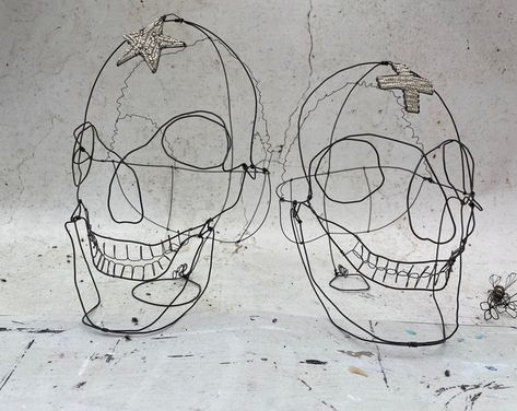 De Beaux Souvenirs, FIL DE FER ET MACRAME Wire Skull Sculpture, Wire Skull, Skull Sculpture, Motifs Perler, Sculpture Projects, Iron Wire, Wire Art, Art Object, The Star