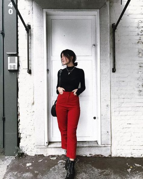 20 Outfits alternativos con toques femeninos para días casuales de escuela Outfit Pantalon Vino, Red Vans Outfit, Red Trousers Outfit, Red Outfit Casual, Red Jeans Outfit, Outfit Pantalon Rojo, Red Pants Outfit, 20 Outfits, Outfits Con Jeans