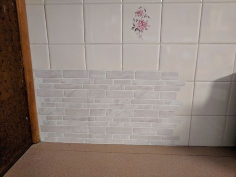 Remove Tile Backsplash, Painting Tile Backsplash, Square Tile Backsplash, Kitchen Upcycle, Tile Over Tile, Diy Tile Backsplash, Easy Backsplash, Paint Backsplash, Dentist Office Design