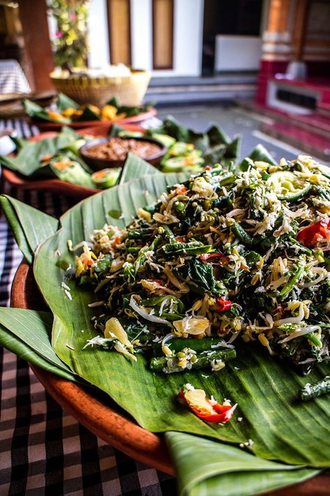 Urab sayur is a traditional Balinese salad made with blanched vegetables, grated coconut and a chilli-spiked dressing. Naturally vegan and gluten free, this salad is delicious served alongside curry and rice. Balinese Food Photography, Balinese Food Recipe, Balinese Salad, Blanched Vegetables, Balinese Recipes, Balinese Cuisine, Balinese Recipe, Balinese Food, Marketing Internship