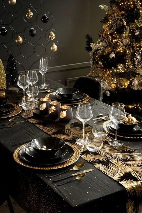 40+ Stunning Christmas Tablescape Settings and Decorating Ideas - HubPages Black Christmas Decorations, Black Gold Christmas, New Year Table, Tafel Decor, Christmas Dinner Table, Christmas Cottage, Table Setting Decor, Gold Christmas Decorations, Christmas Tablescape