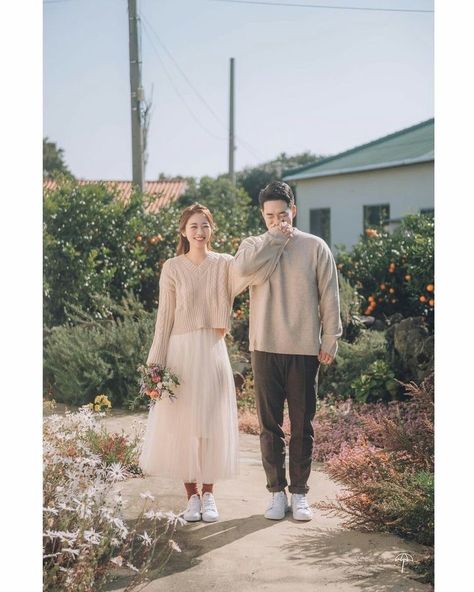 Prewedding Outfit Ideas, Korean Prewedding Photography, Pre Wedding Photoshoot Theme, Prenuptial Photoshoot, Pre Wedding Photoshoot Props, Wedding Fotos, Korean Couple Photoshoot, Pre Wedding Photoshoot Outfit, Korean Wedding Photography