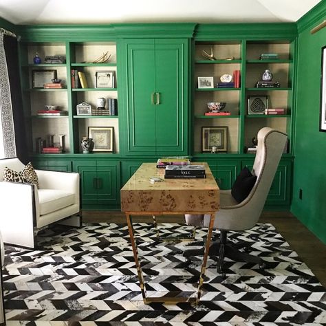 Kelly Green Paint Color, Best Sherwin Williams Green, Sherwin Williams Green, Social Project, Green Wall Color, Masculine Interior, Prairie Rose, Green Dining Room, Studio Spaces