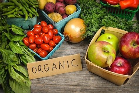 Making Sense Of Organic Food Labeling - Making sense of organic food labeling can be a challenge. And the truth is that many consumers don’t understand the significance of the USDA Organic label. The good news is... Organic Grocery List, Helpful Websites, Organic Diet, Simple Nutrition, Organic Groceries, Money Savers, Food Saver, Carb Meals, Eating Organic