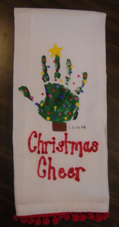 Handprint Towel-How cool would it be to do one of these with your child's hand each year at Christmas!!! Handprint Reindeer, Christmas Dish Towels, Hand Prints, Preschool Christmas, Christmas Dishes, Homemade Christmas Gifts, Grandma Gift, Kid Crafts, Homemade Christmas