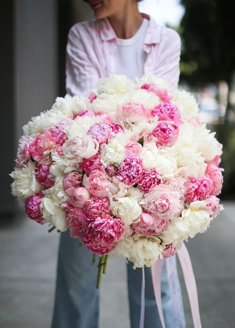 Mix of 100 vibrant peonies arranged in a bouquet. Bouquet Of Peonies, Butterfly Bouquet, Peonies And Roses, Flower Subscription, White Peonies, Yard Ideas, Beautiful Bouquet, Pink Peonies, Rose Bouquet