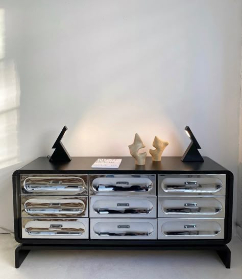 Metallic Dresser, Dresser Aesthetic, Chrome Decor, 60s Interior, Mid Century Interior Design, Dresser Vintage, 80s Interior, Mid Century Interior, Interiors Dream