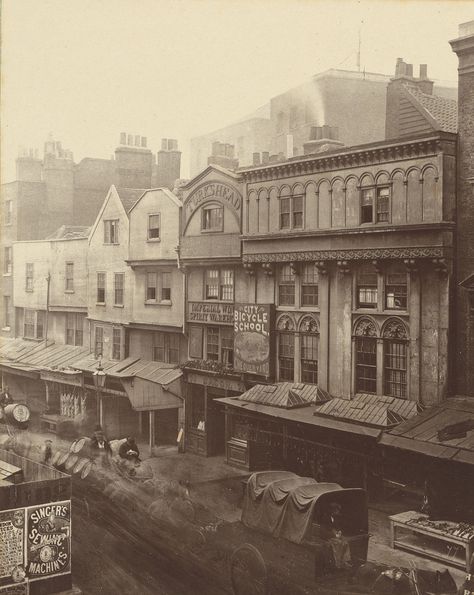 Victorian Street, Historical London, London Buildings, Victorian Life, Victorian London, London History, Old London, London Photos, Tower Of London