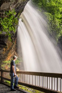 Walk Behind A Waterfall For A One-Of-A-Kind Experience In North Carolina Craggy Gardens North Carolina, North Carolina Hiking Trails, Behind A Waterfall, Maggie Valley North Carolina, North Carolina Hiking, Nc Waterfalls, Smokey Mountains Vacation, North Carolina Vacations, Maggie Valley