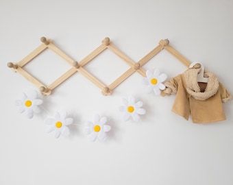 Felt Daisy, Wall Garland, Felt Garlands, Baby Play Gym Toys, Daisy Decorations, Nursery Garland, Daisy Wall, Baby Play Gym, Girl Nursery Decor