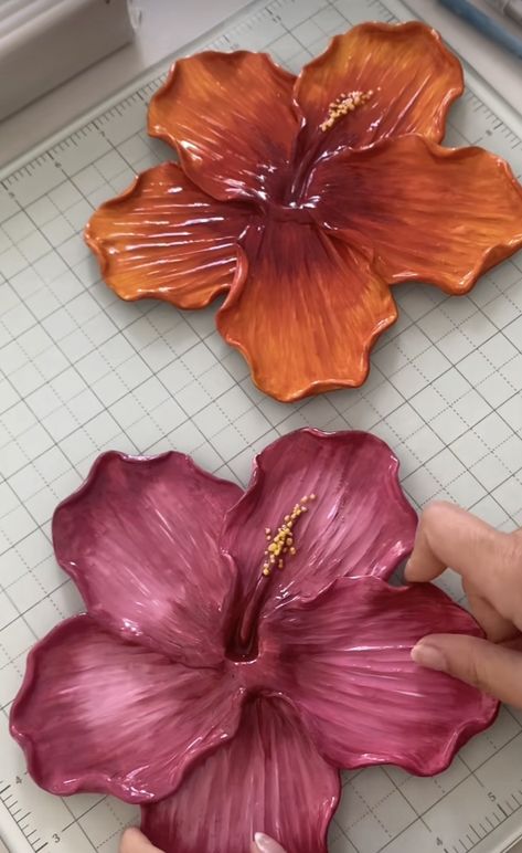 Hibiscus Clay Tray, Cute Pottery Ideas, Handmade Pottery Ideas, Ceramic Art Ideas, Clay Pottery Ideas, Hibiscus Clay, Clay Lotus, Flower Trinket Dish, Flower Pottery