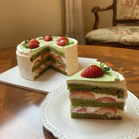 Matcha Cake, Cute Baking, Strawberry Cakes, Just Cakes, Piece Of Cake, Strawberry Cake, Pretty Cakes, Cute Cakes, Cafe Food