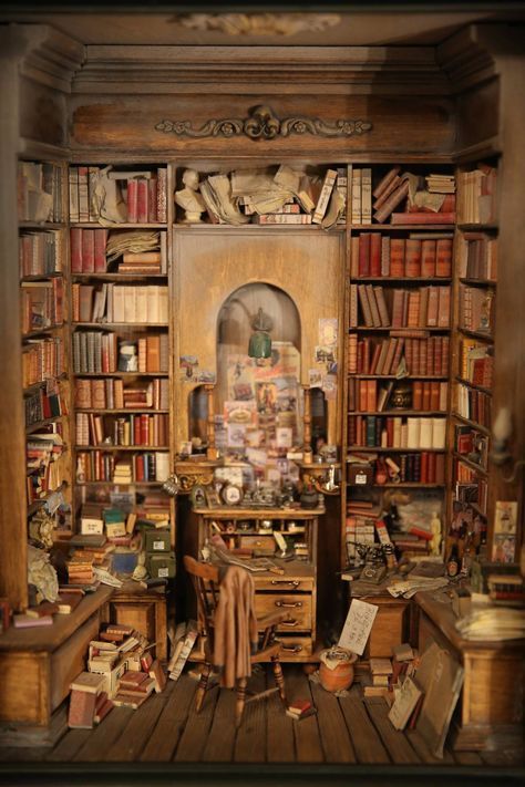 Miniature Scenes Dioramas, Half Scale Miniatures, Miniature Library Diy, Diorama Library, Library Miniature, Dollhouse Library, Miniature Library, Mini Library, Haunted Dollhouse