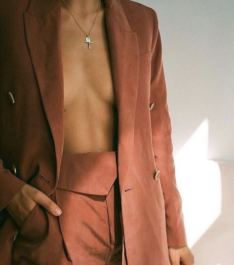 open front suit, women's suit, burnt orange, no blouse/top, gold necklace, high waisted pants, no shirt, open suit jacket, outfit casual, workwear Beige Outfit, Easy Style, Mon Cheri, Winter Trends, Mode Inspo, Inspiration Mode, Mode Inspiration, Street Chic, Looks Style