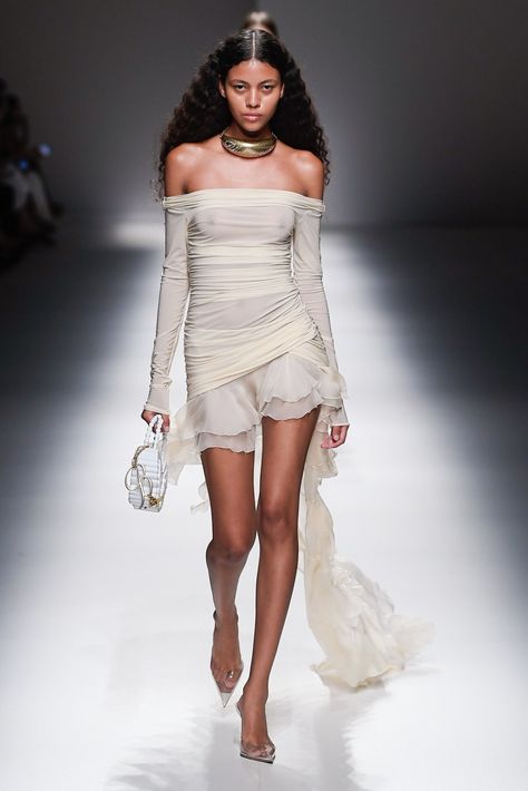 Nyfw 2024 Runway, High Fashion 2024, White Runway Outfit, Runway Looks 2023, Summer Outfits 2024 Fashion Trends, Model Runway Outfits, Ss24 Fashion Runway, High Fashion Outfits Runway, Trend Fashion 2024