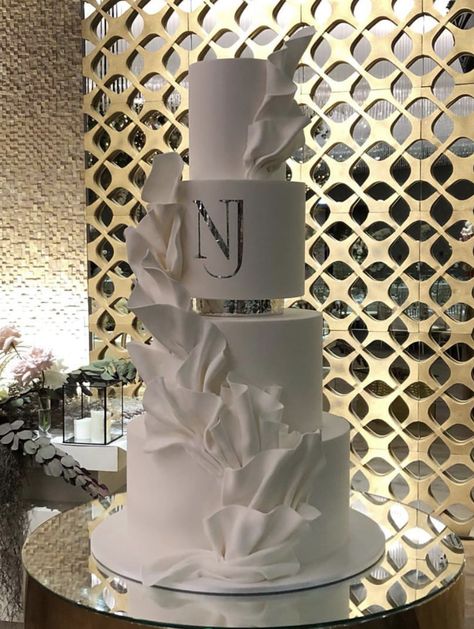 Black And White Wedding Cake, Silver Wedding Cake, Big Wedding Cakes, Dream Wedding Cake, White Wedding Theme, Classic Wedding Cake, Luxury Wedding Cake, Dream Wedding Decorations, Dream Wedding Venues