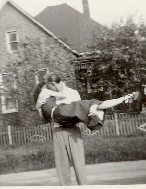 Ciao Bella!    Il Dolce Far Niente... The Sweetness Of Doing Nothing. Old Fashioned Love, Vintage Couples, Vintage Romance, Old Love, Jolie Photo, This Is Love, Vintage Pictures, Hopeless Romantic, Vintage Love