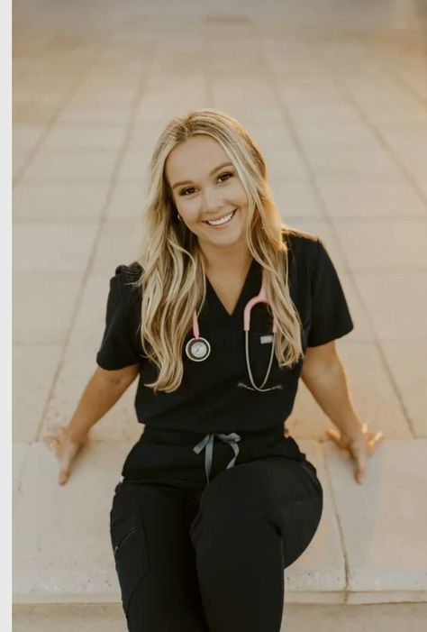 Nursing School Graduation Pictures, Med School Graduation, College Grad Pictures, Nurse Pics, High School Graduation Pictures, Grad Picture Ideas, College Grad Photos, Nursing Graduation Pictures, Nurse Photos