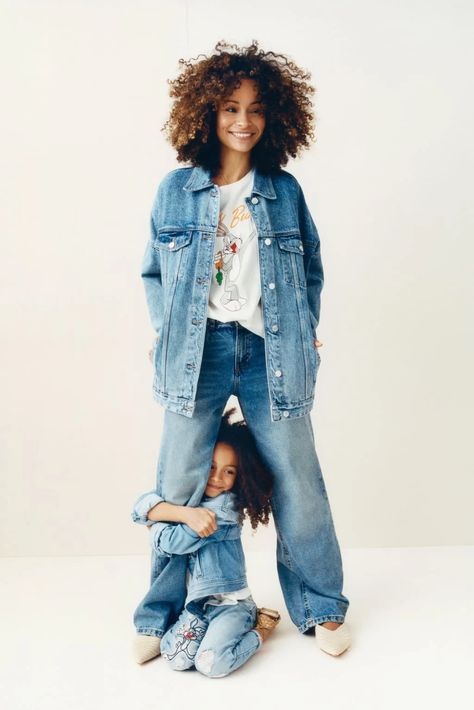 Denim Photoshoot, Studio Family Portraits, Fashion Family, Mommy Daughter, Foto Poses, Zara Kids, Bugs Bunny, Mom Daughter, Mom Kid