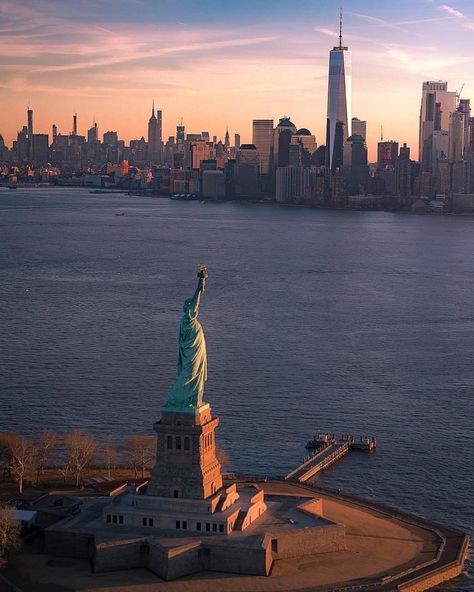 Statue of Liberty 🗽 New York New York City Images, Statue Of Liberty New York, Manhattan City, New York Statue, Winter Nyc, Liberty New York, New York Wallpaper, Nyc Baby, New York Pictures